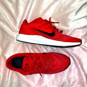 Nike Revolution 6 Sneakers size 6youth like new!